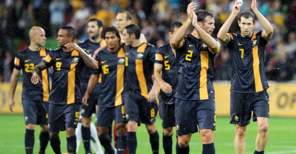 Jogadores da Austrália comemoram vitória por 4 a 2 sobre Arábia Saudita. Australianos classificaram-se em primeiro lugar no grupo 