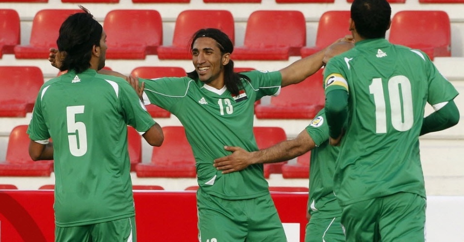 Jogadores do Iraque celebram um dos gols da vitória da seleção iraquiana sobre Cingapura, válida pelas Eliminatórias da Copa-2014