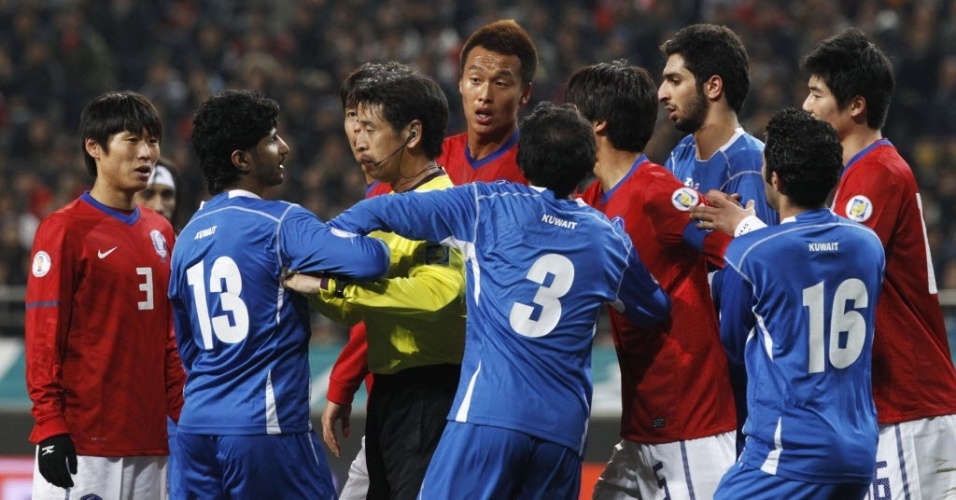Jogadores do Kuwait pressionam o árbitro Yuichi Nishimura em partida válida pelas Eliminatórias Asiáticas para a Copa-2014. Jogando em Seul, a Coreia do Sul venceu o Kuwait por 2 a 0