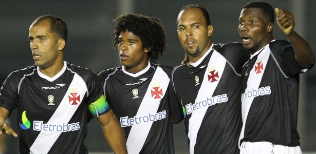 Os jogadores comemoram o gol de Alecsandro contra o Bonsucesso: momento de tensão - Marcelo Sadio/ site oficial do Vasco