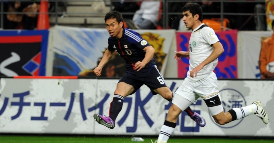 Lateral da Inter de Milão, Yuto Nagatomo tenta jogada na partida entre Japão e Uzbequistão válida pelas Eliminatórias da Copa de 2014