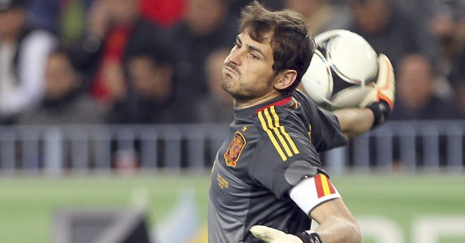 O goleiro da Espanha Iker Casillas prepara-se para repor a bola na partida contra a Venezuela