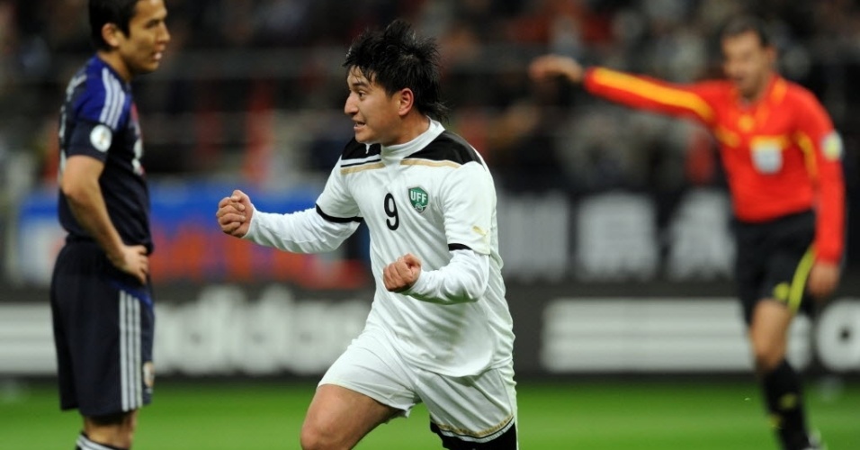 Uzbeque Aleksandre Shadrin comemora o gol que garantiu a vitória do Uzbequistão sobre o Japão por 1 a 0. Ambas seleções já entraram classificadas para a fase final das Eliminatórias Asiáticas