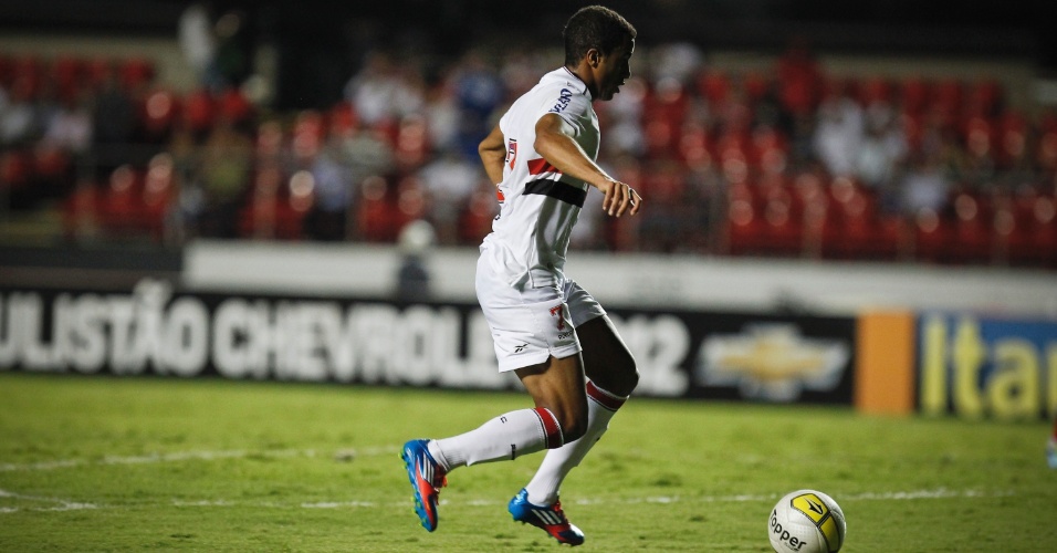 O meia Lucas, do São Paulo, tenta a jogada durante jogo contra o Guaratinguetá