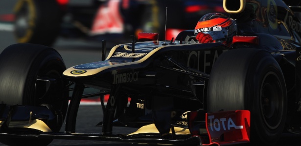 Romain Grosjean pilota sua Lotus pelo circuito de Barcelona - Mark Thompson/Getty Images