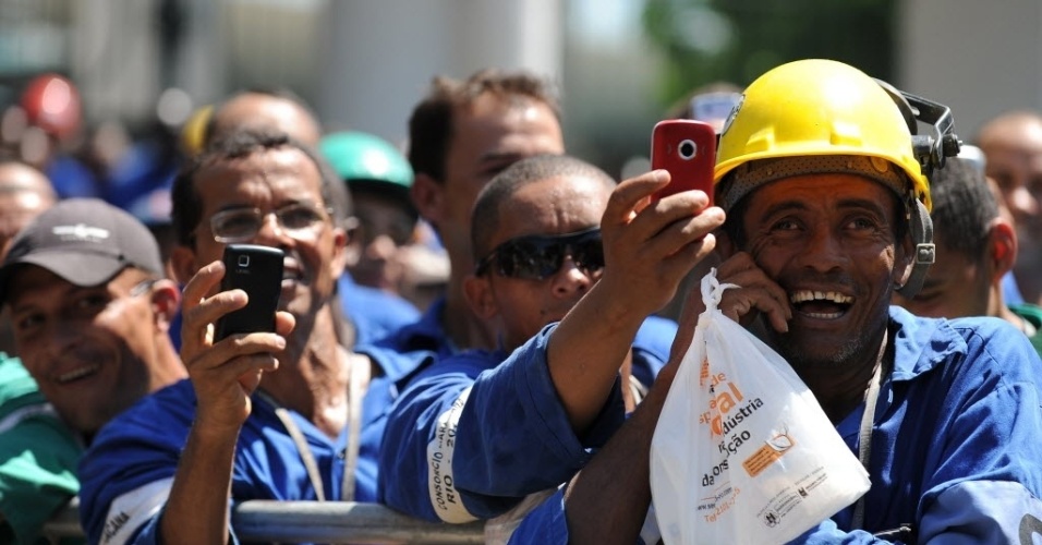 Operários do Maracanã extasiados com a visita de Ronaldo tiram fotos do astro durante evento no estádio