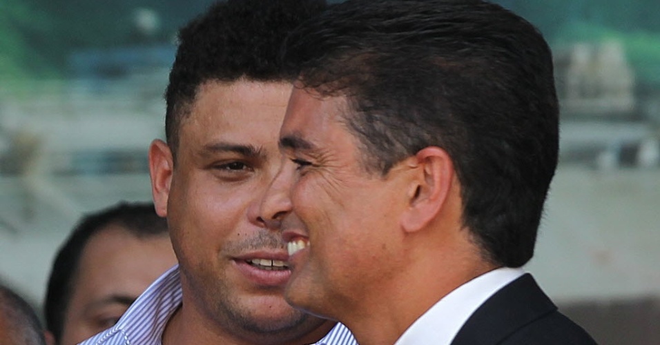 Ronaldo e Bebeto conversam durante evento pró-segurança no ambiente de trabalho no Maracanã