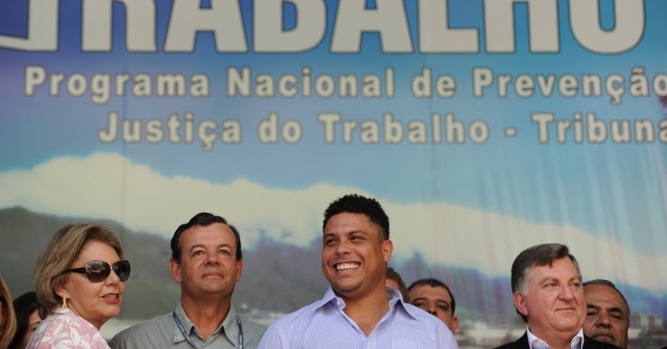 Ronaldo e Lars Grael em evento de prevenção contra acidentes de trabalho no Maracanã