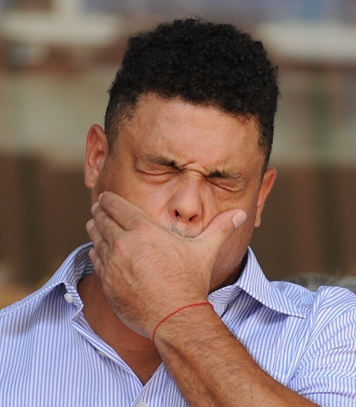 Ronaldo esfrega o rosto durante coletiva de imprensa em evento no Maracanã