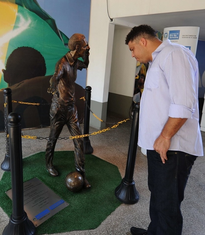 Ronaldo observa estátua em homenagem a João Saldanha durante evento no Maracanã