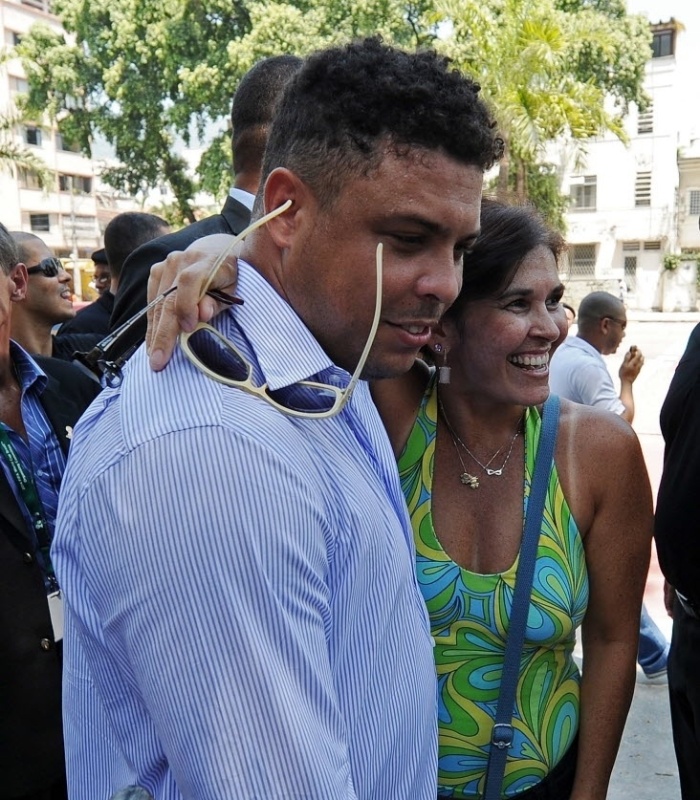 Ronaldo tira foto com fã durante evento pró-segurança no ambiente de trabalho no Maracanã