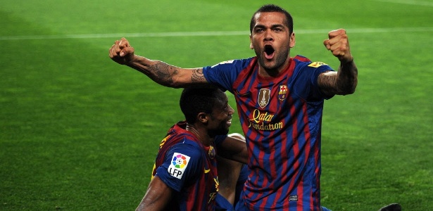 Daniel Alves: dancinha e polêmica durante comemoração de gol no Barcelona - AFP PHOTO/LLUIS GENE