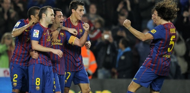Jogadores do Barcelona comemoram o terceiro gol do time na vitória sobre o Gijón - AFP PHOTO/LLUIS GENE