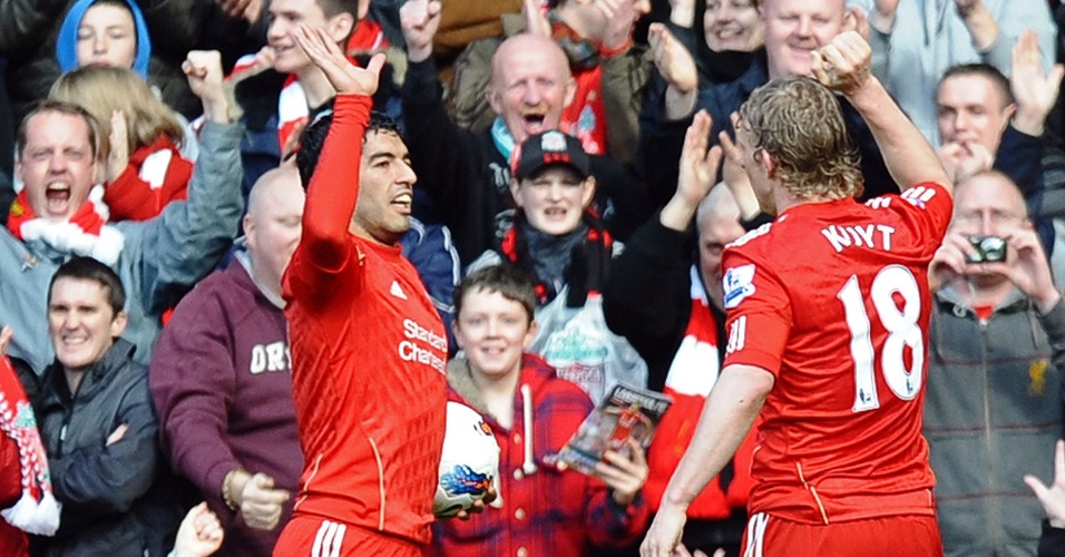 Luis Suarez e Dirk Kuyt, ambos do Liverpool, comemoram o gol contra marcado pelo rival Arsenal, pelo Inglês