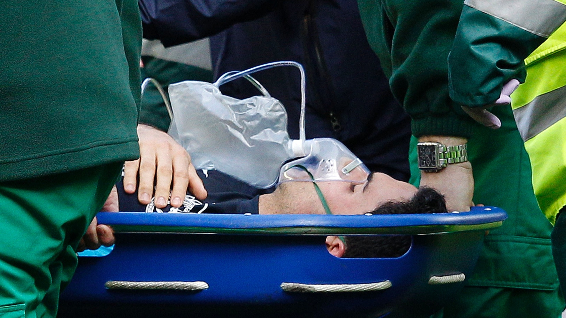 03.mar.2012 - Mikel Arteta, do Arsenal, sai de maca após choque durante disputa de bola em jogo contra o Liverpool, pelo Campeonato Inglês