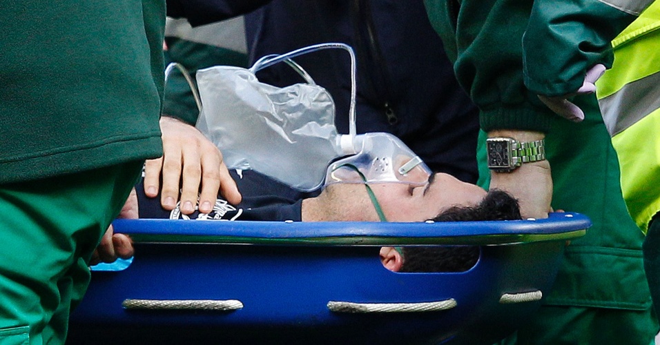 03.mar.2012 - Mikel Arteta, do Arsenal, sai de maca após choque durante disputa de bola em jogo contra o Liverpool, pelo Campeonato Inglês