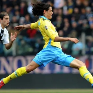 Edinson Cavani, atacante do Napoli, se estica para conduzir a bola durante o jogo contra o Parma - AFP PHOTO / Tiziana Fabi