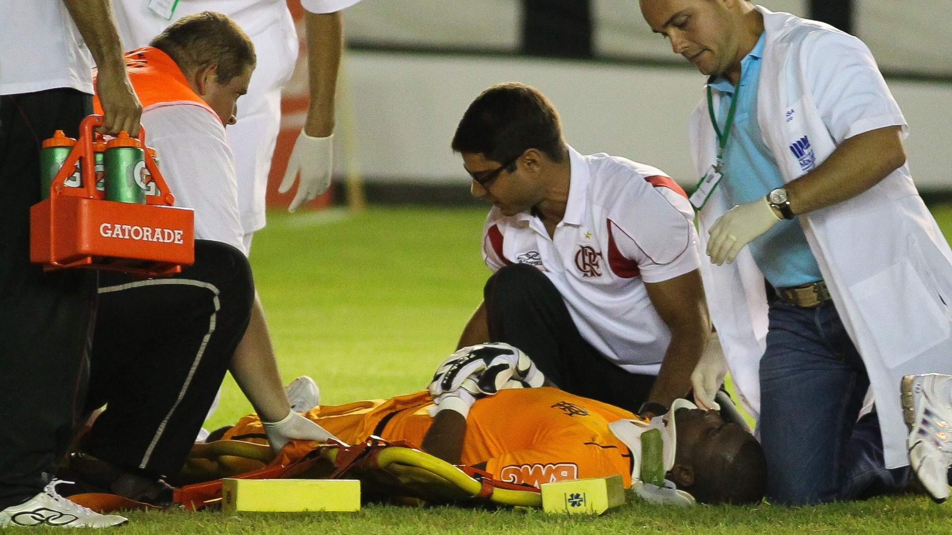 04.mar.2012 - Felipe, do Flamengo, é atendido em partida contra o Duque de Caxias. Goleiro deixou o campo e teve que ser encaminhado ao hospital 