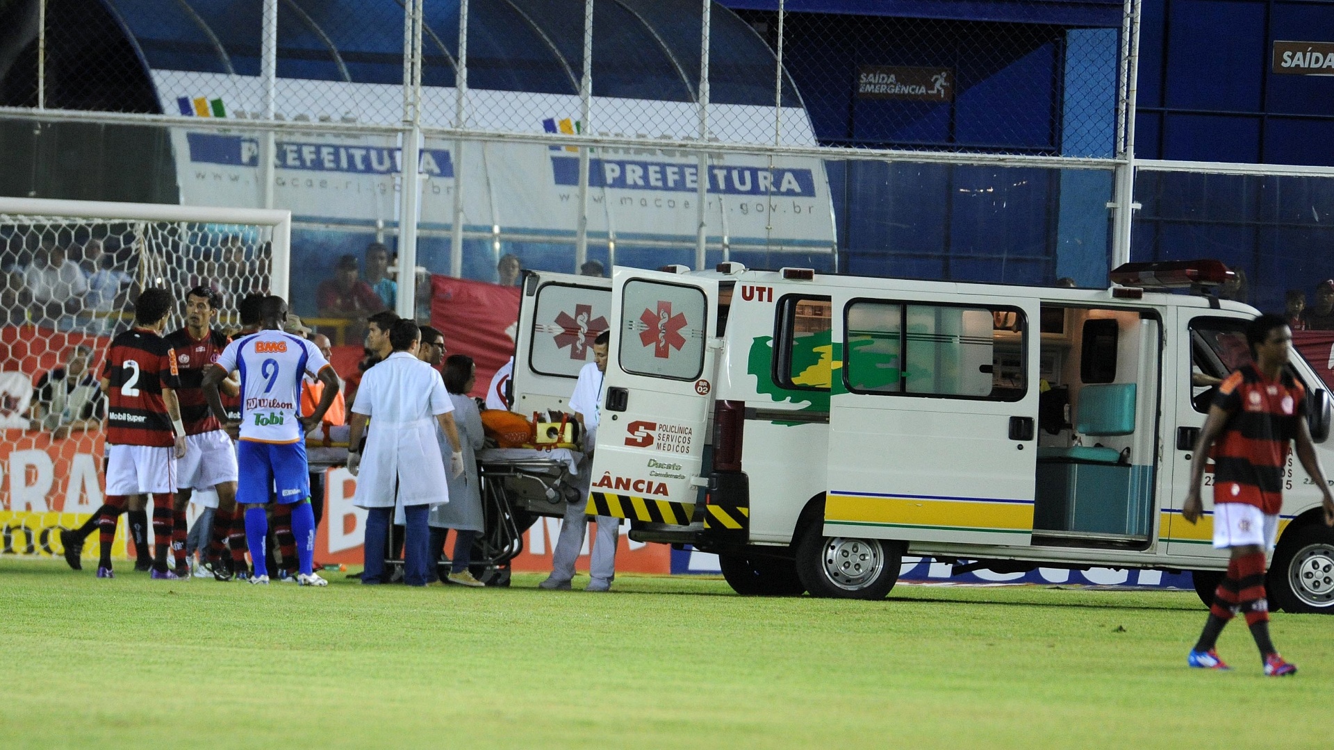 04.mar.2012 - Goleiro Felipe é levado de ambulância para o hospital depois de choque em partida do Flamengo contra o Duque de Caxias