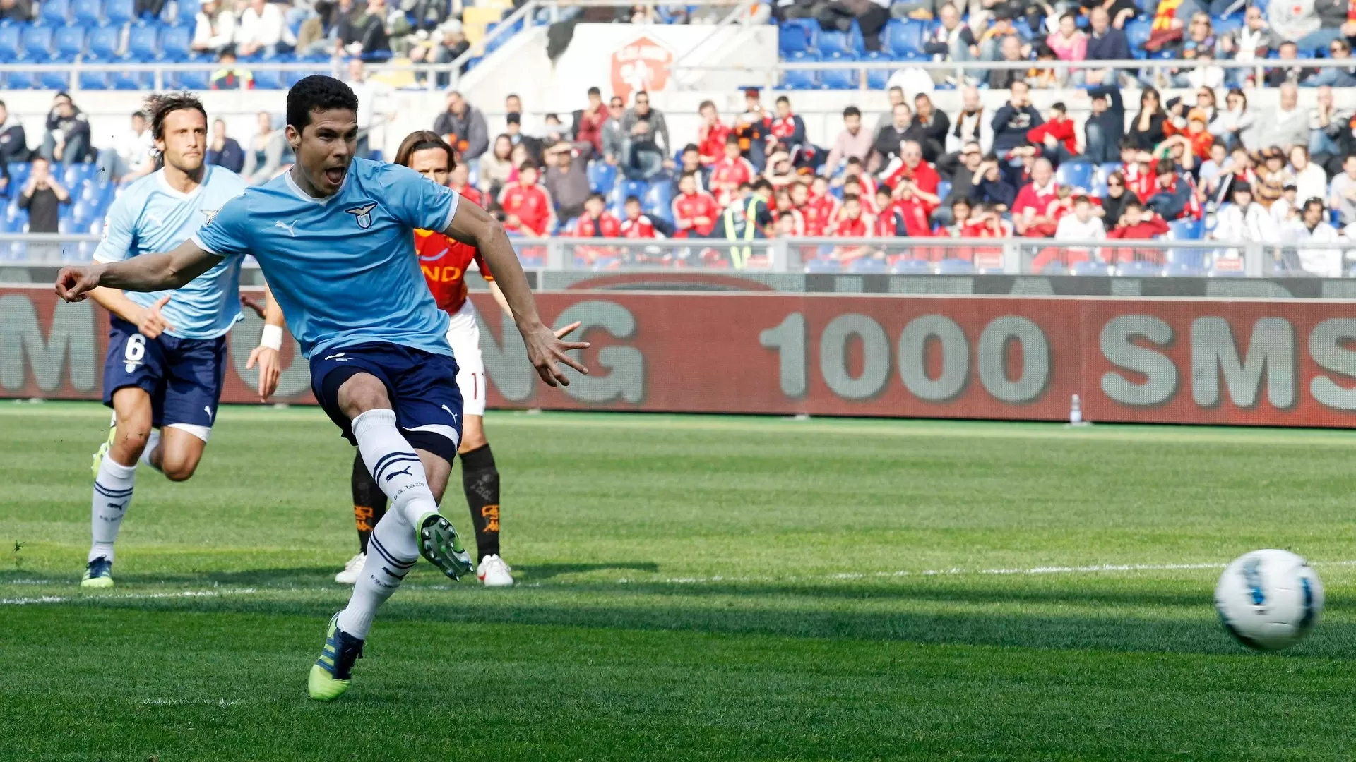 Hernanes cobra pênalti no clássico entre Lazio e Roma, pelo Campeonato Italiano - REUTERS/Giampiero Sposito
