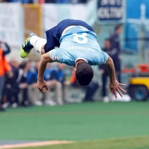 Hernanes dá um salto mortal na comemoração pelo seu gol no clássico entre Lazio e Roma, pelo Italiano - REUTERS/Giampiero Sposito