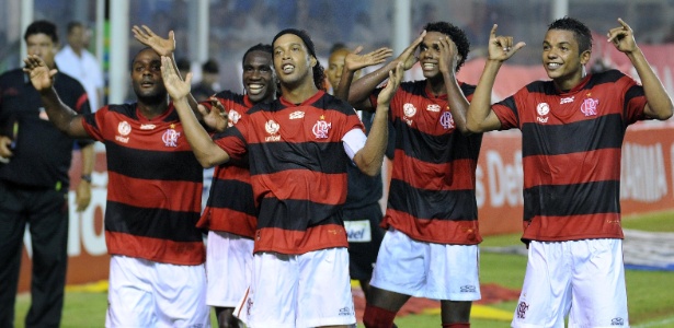 Após vaias, Ronaldinho Gaúcho recebe o apoio dos companheiros de Flamengo - Alexandre Vidal/Fla Imagem