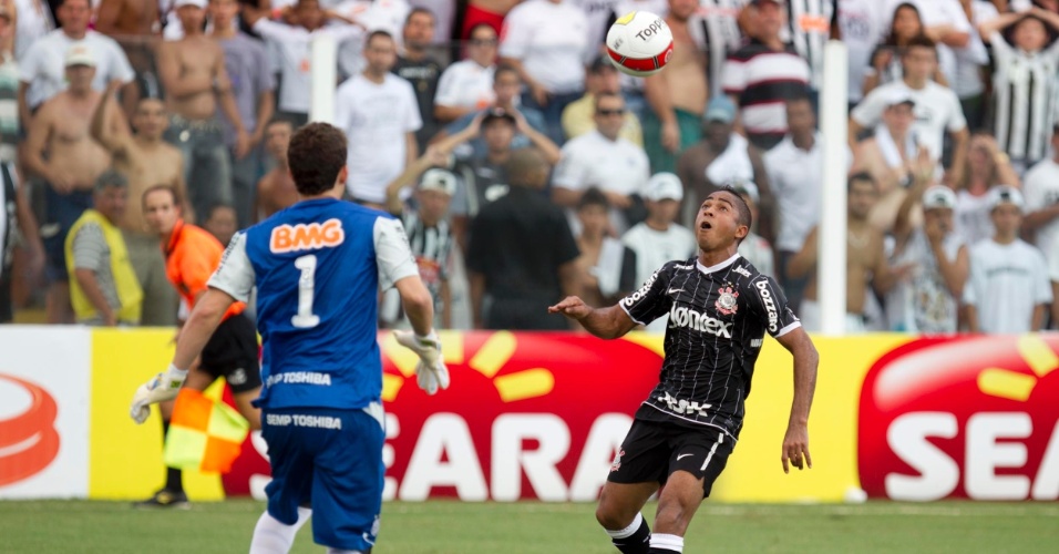 Jorge Henrique superar goleiro Rafael, do Santos, em clássico disputado na Vila Belmiro