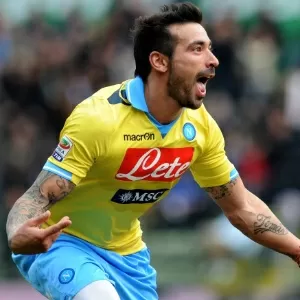 Lavezzi comemora um gol na partida do seu Napoli contra o Parma, pelo Campeonato Italiano - AFP PHOTO / Tiziana Fabi
