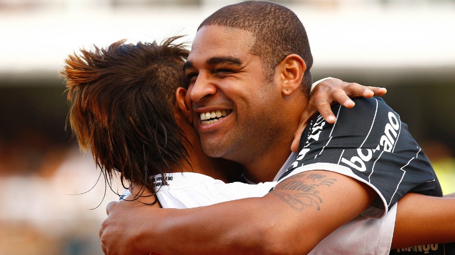 Neymar e Adriano se abraçam antes do clássico entre Corinthians e Santos, na Vila Belmiro, em 2011 - Ricardo Saibun/AGIF