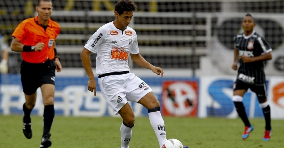 Paulo Henrique Ganso realiza passe durante a vitória do Santos sobre o Corinthians, por 1 a 0