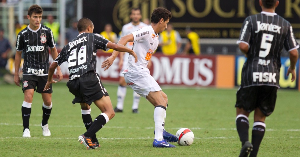Paulo Henrique Ganso tenta jogada marcado pelo zagueiro Marquinhos, do Corinthians, em clássico na Vila