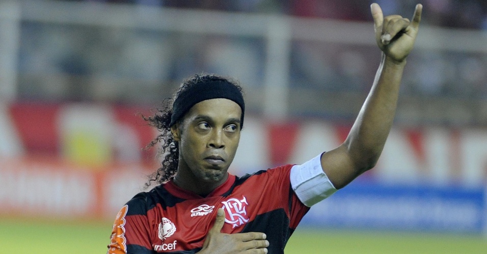 Rei não perde a majestade! Ronaldinho Gaúcho marca golaço em