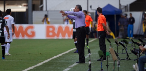 Em onze jogos na Vila Belmiro, o técnico Tite perdeu nove, cinco deles por goleadas - Fernando Donasci/UOL
