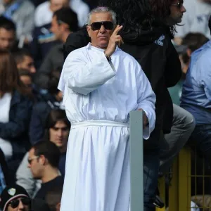 Torcedor vestido de papa "abençoa" Roma e Lazio durante o clássico da capital no Campeonato Italiano - AFP PHOTO / GABRIEL BOUYS