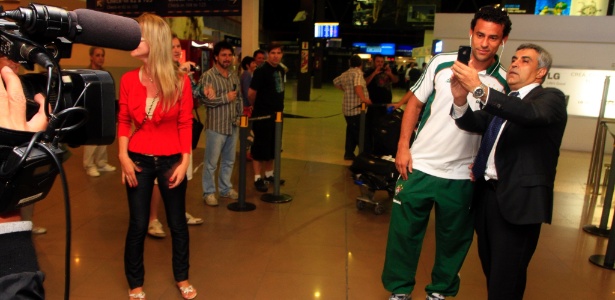 Fred chega em Buenos Aires e é recepcionado por poucos torcedores no aeroporto - Nelson Perez/Fluminense F.C.