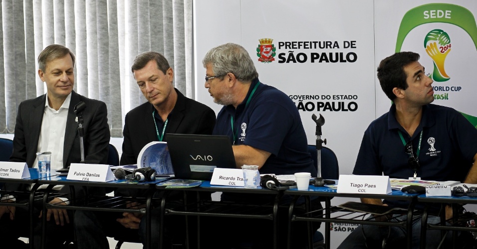 Autoridades da prefeitura de SP, do COL e da Fifa concedem entrevista após vistoria do Itaquerão (6/3/2012) 