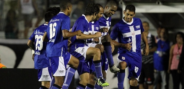 De azul, jogadores do Vasco comemoram um dos gols da vitória sobre o Alianza Lima - EFE/Antonio Lacerda