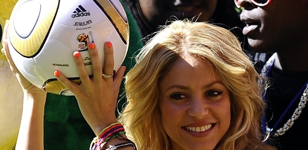 Jun.2010 - Durante a Copa do Mundo de 2010 até a cantora Shakira, que participou da cerimônia de abertura do Mundial, posou para foto exibindo a Jabulani. A colombiana foi uma das embaixadoras da Copa e namora o defensor espanhol Piqué
