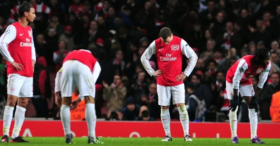 Jogadores do Arsenal desolados após serem eliminados nas oitavas da Liga dos Campeões