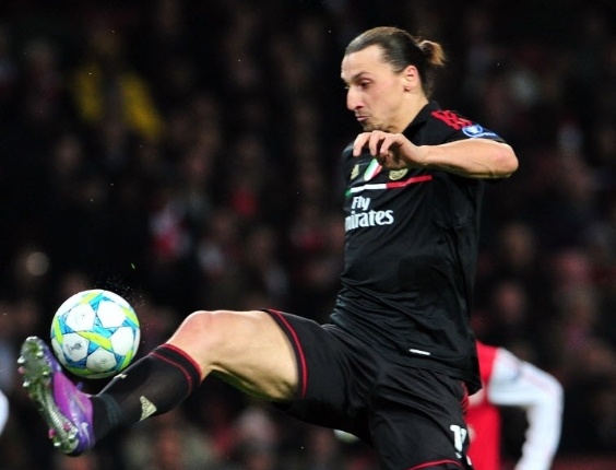 o artilheiro do Milan, Zlatan Ibrahimovic, mata a bola durante o segundo tempo do jogo em Londres