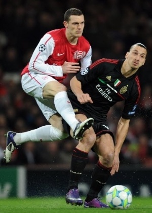 O defensor do Arsenal, Thomas Vermaelen, marca o artilheiro do Milan, Zlatan Ibrahimovic