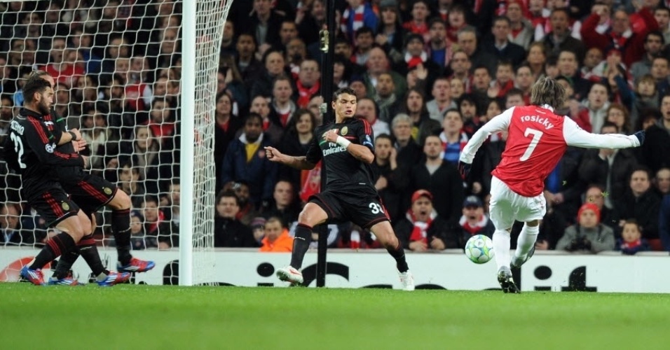 O meio-campista, Tomas Rosicky, chuta no canto de Abbiati para fazer o segundo gol do Arsenal
