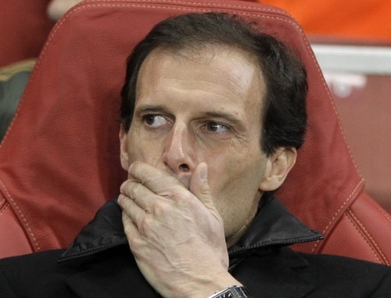 O técnico do Milan, Massimiliano Allegri, preocupado com a reação do Arsenal, em Londres