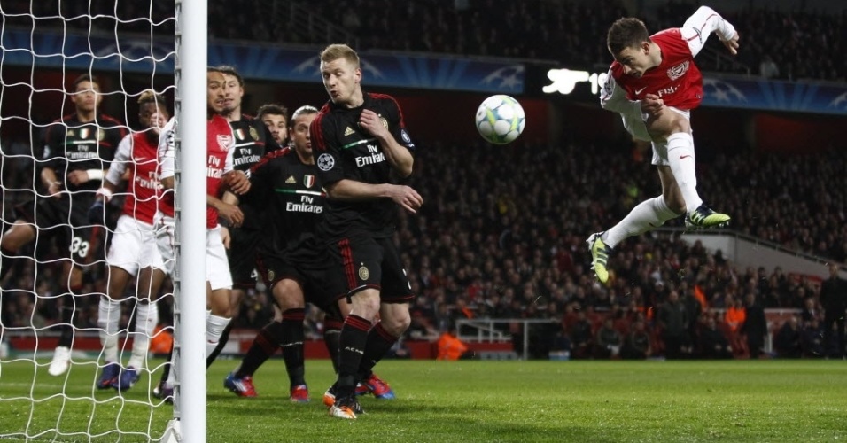 O zagueiro Laurent Koscielny cabeceia para marcar o primeiro gol do Arsenal, no Emirates Stadium