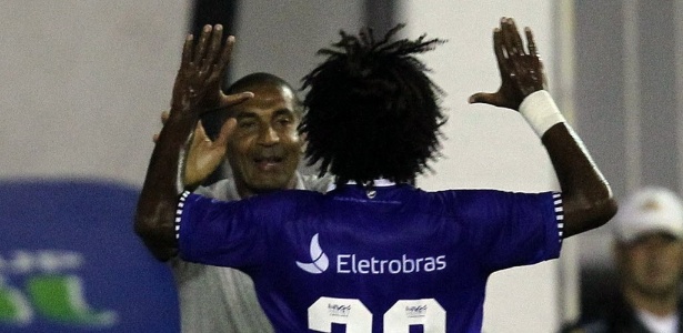 Cristóvão comemora com Willian Barbio um dos gols do Vasco contra o Alianza-PER - EFE/Antonio Lacerda