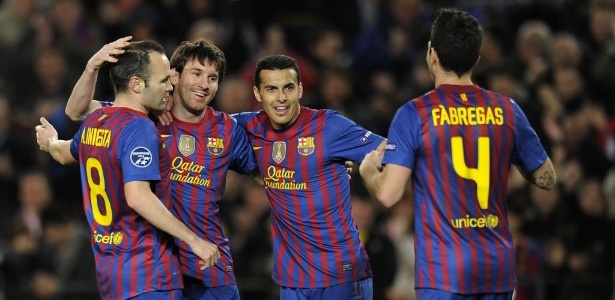 Iniesta, Messi, Pedro e Fábregas celebram o segundo gol do camisa 10 do Barça - AFP PHOTO/LLUIS GENE