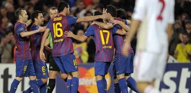 Jogadores do Barcelona comemoram juntos o segundo gol de Messi - AFP PHOTO/LLUIS GENE