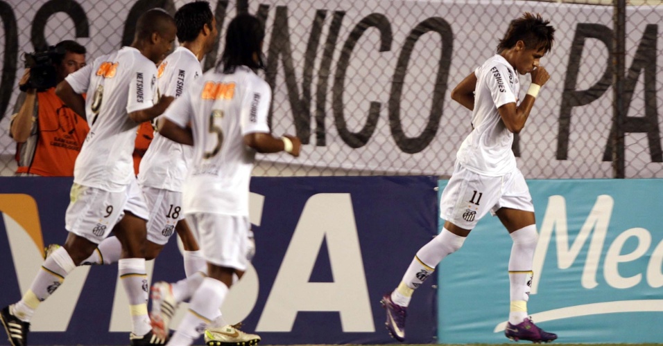 Jogadores do Santos comemoram o gol marcado por Neymar contra o Internacional