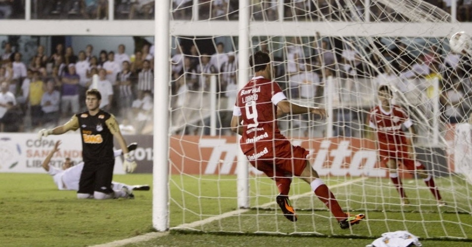 Leandro Damião marcou o gol de horna do Internacional na derrota para o Santos