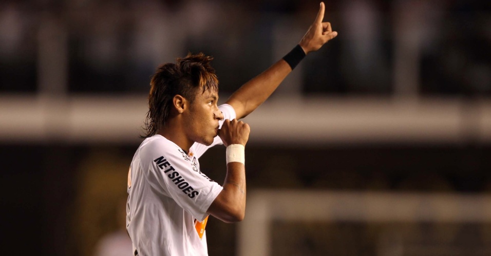 Neymar comemora após anotar seu terceiro gol na vitória do Santos por 3 a 1 sobre o Inter